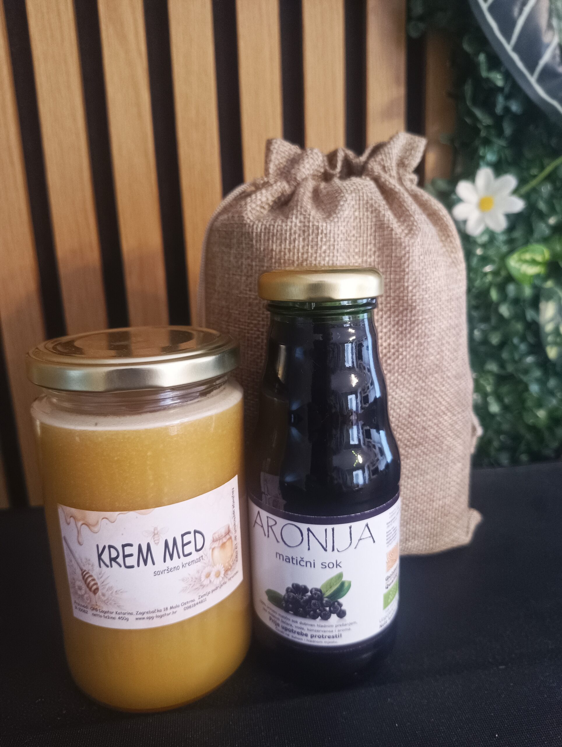 Poklon paket u jutenoj vreći s matičnim sokom od aronije i krem medom